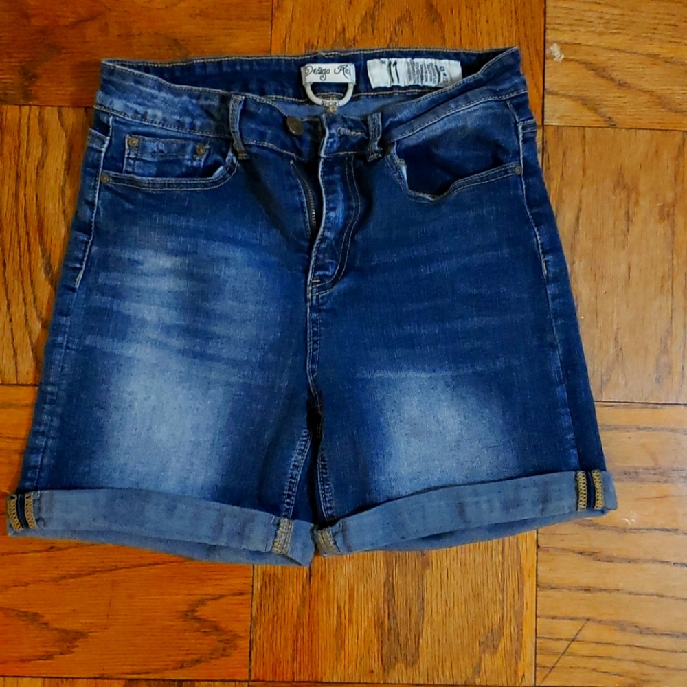 Indigo Rein crop denim shorts.  Size 11 but fits 7/9.